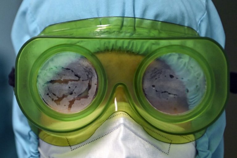 «Арктур» — мутация «омикрона». Что известно о новом штамме COVID, которым в РФ уже заражены четверо