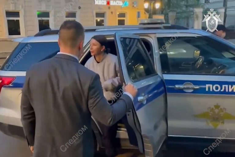 Блиновскую отправили под домашний арест. Тех, кто предупредил ее о готовящемся задержании, ищут