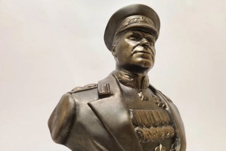 Российским экспертам прислали бюсты Жукова. Похожую статуэтку с гексогеном дарили блогеру Татарскому