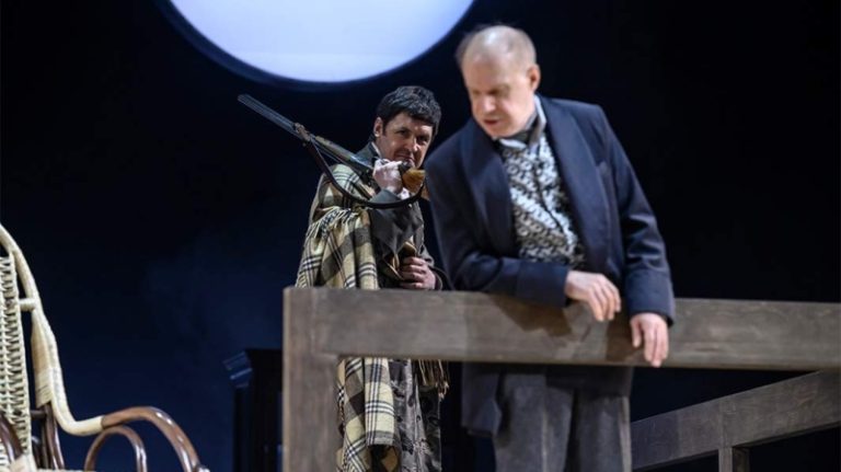 Время первых: на московских сценах играли гастарбайтеров и царей