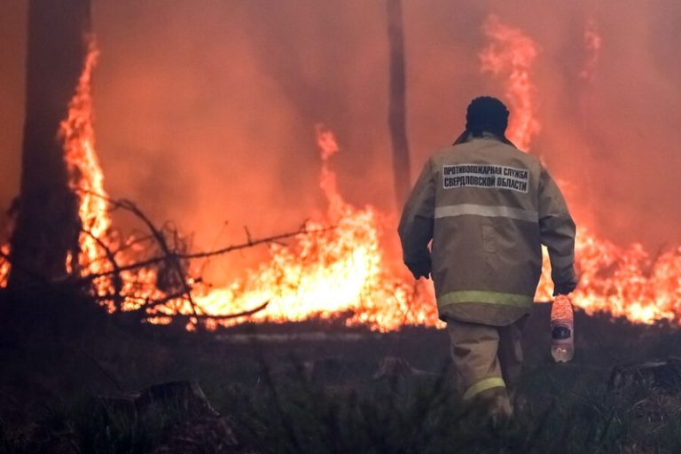 Эвакуация, перекрытие трасс. В Свердловской области лесные пожары перешли на склады с порохом