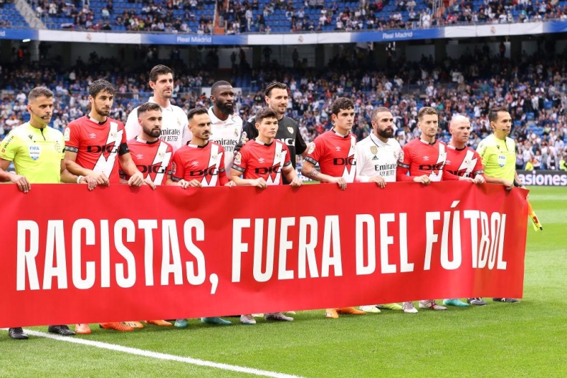 Игроки «Реала» вышли на матч с «Райо» в футболках Винисиуса, фанаты мадридского клуба вывесили баннер против расизма