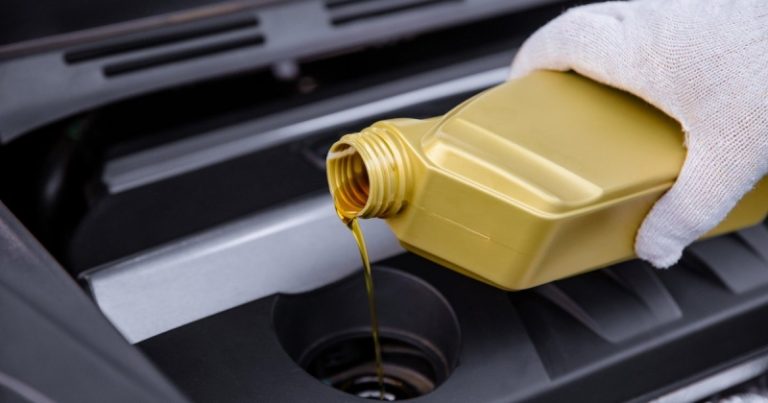 Каждый четвертый водитель самостоятельно меняет масло в машине