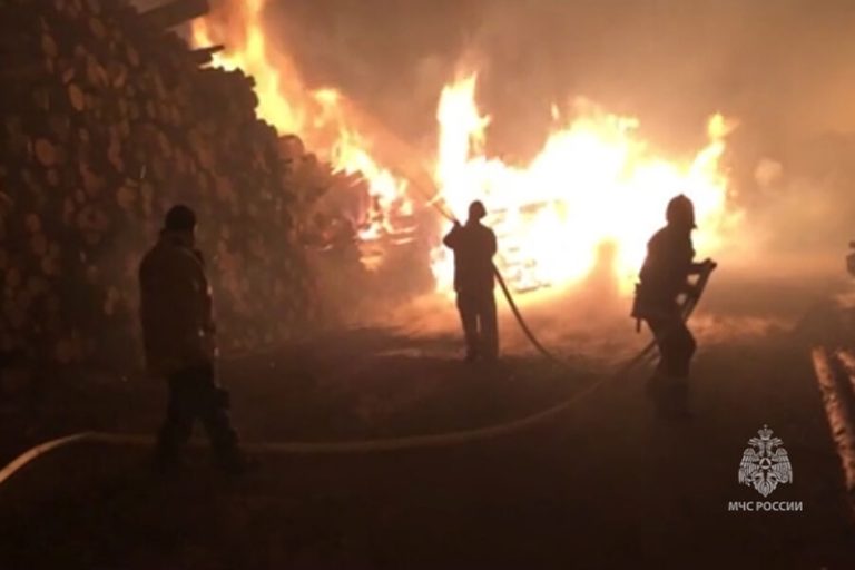 «Люди ночь провели без сна». В двух поселках на Урале сгорело больше 130 домов