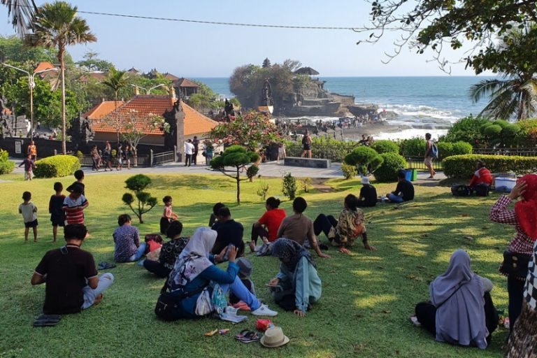 «Нарушают правила, а потом будут грабить». Посещение Бали могут ограничить на 100 лет из-за россиян