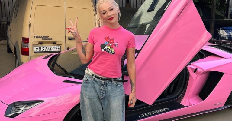 Настя Ивлеева показала свою розовую Lamborghini