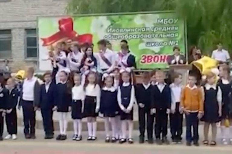 Поножовщина на линейке. В Иловле выпускник пытался перерезать горло однокласснице после песни