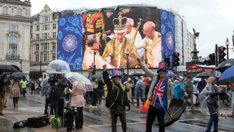 Смех с косой: странности коронации Карла III и задержание Хасбика