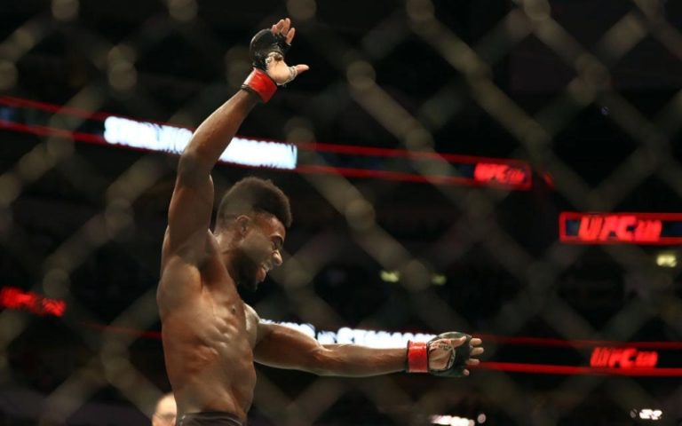 Стерлинг победил легенду UFC Сехудо и защитил чемпионский титул