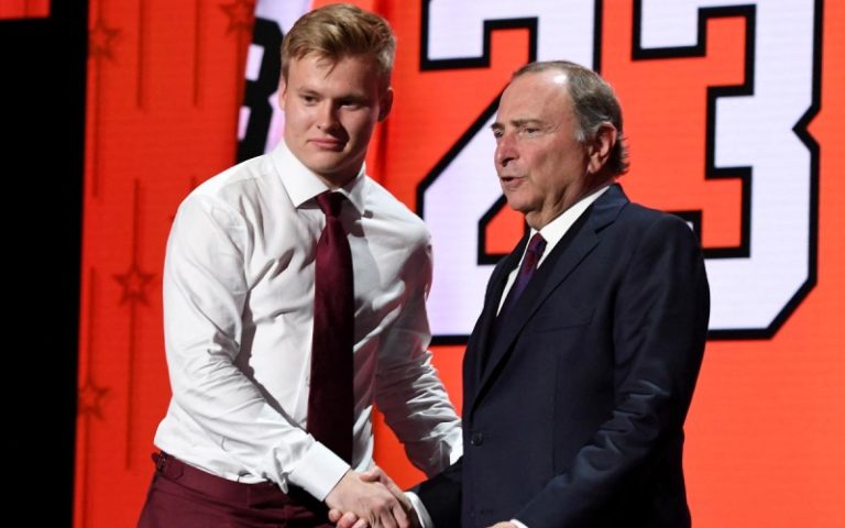 Клубы НХЛ выбрали 19 россиян на драфте в Нэшвилле