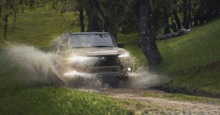 Lexus показал финальные тизеры внедорожника GX и кроссовера TX