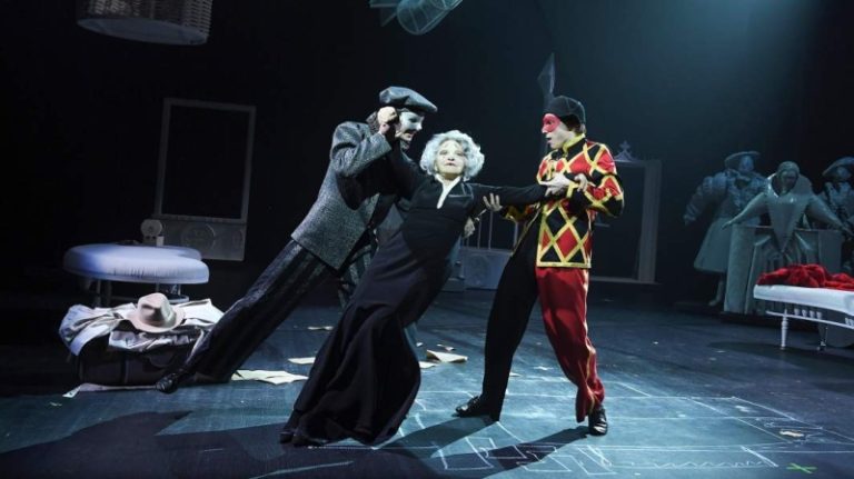 Материнский капитан: в московских театрах летали на хинкали и мололи чепуху