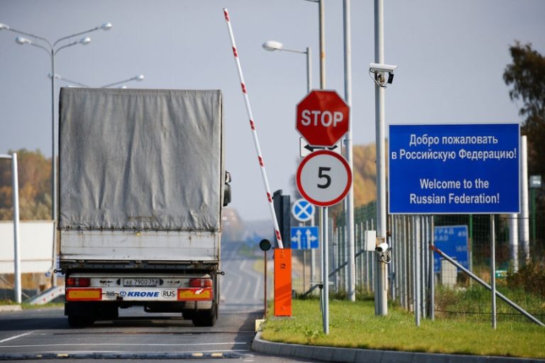 «Мы здесь страдаем»: на границе Латвии и России выстроились очереди из украинцев