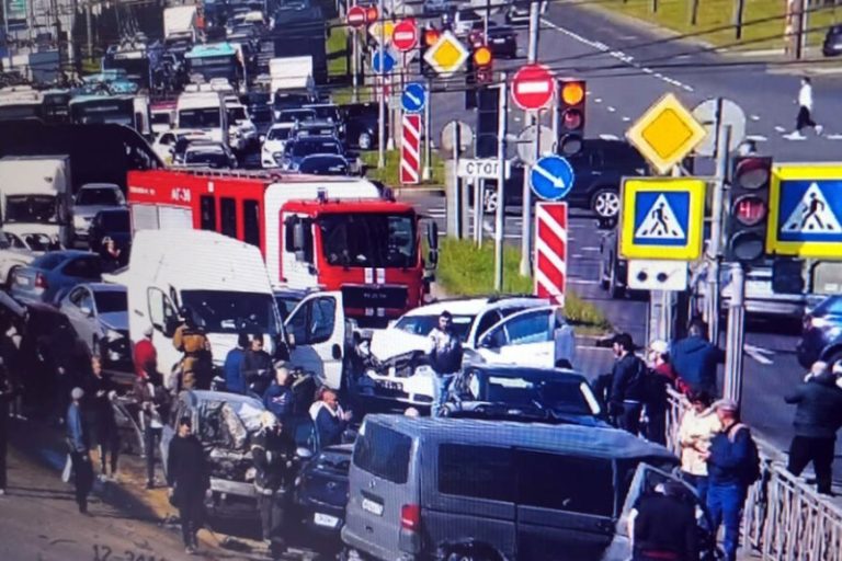 «Самосвал снес машины как кегли». 16 человек пострадали в массовом ДТП в Петербурге