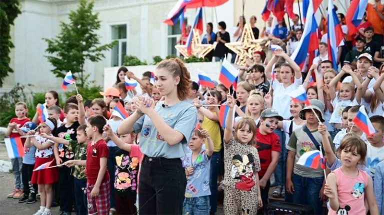 Шарм и удаль: «Чайф» на Дворцовой, «Москонцерт» в Мариуполе, Лакотт в Большом