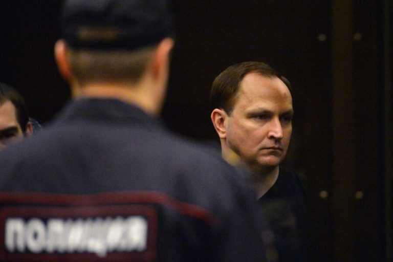 Сначала снизили срок на 10 лет, а затем отпустили. Экс-генерал МВД Сугробов вышел на свободу