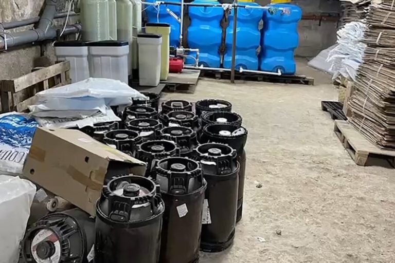 Сырье для смертельного «сидра». Арестованы подозреваемые в краже метанола со склада МВД