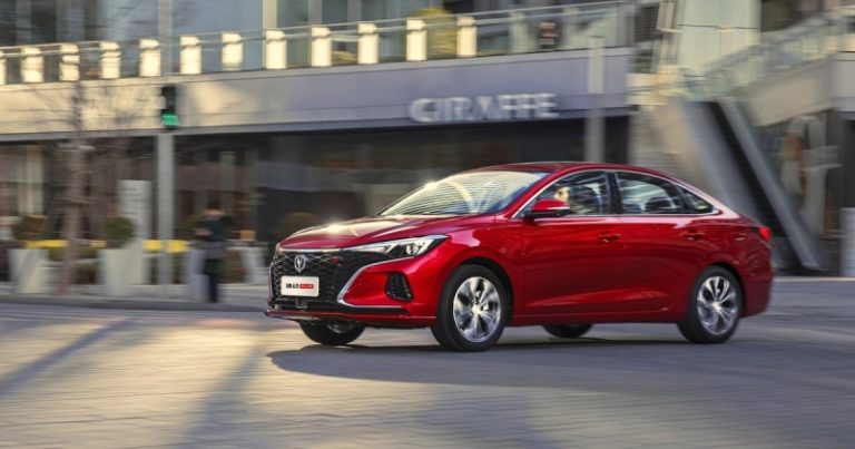 В РФ появился седан Changan Eado Plus размером с «Октавию»