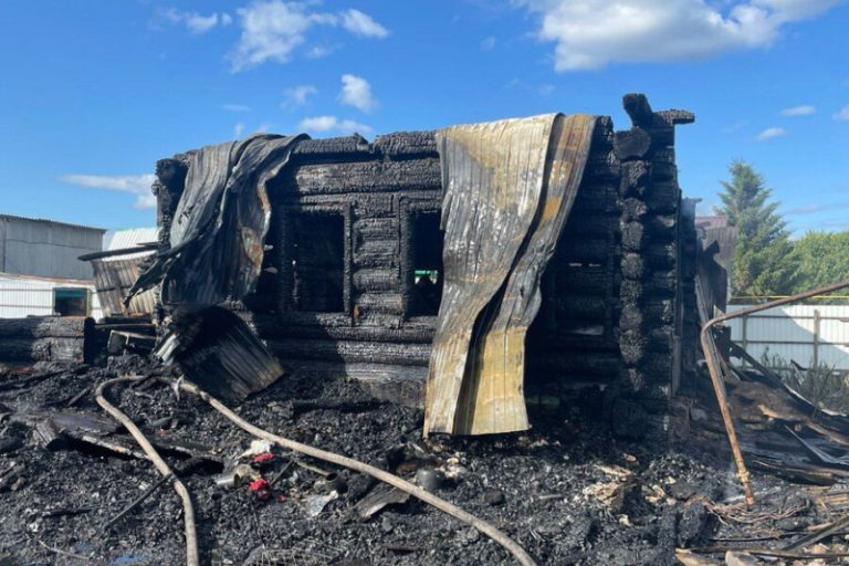 Выжила только мать. При пожаре в Татарстане погибли четверо детей, их отец, дядя и бабушка