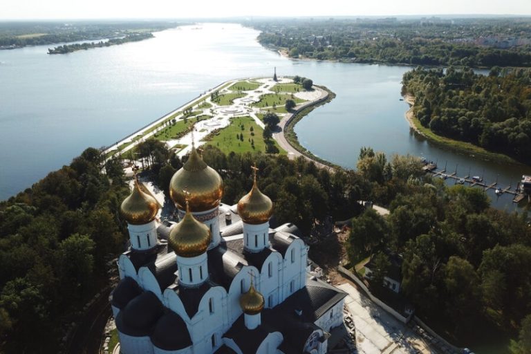 Жителей Ярославской области накажут за публичные плевки. Идею одобрил режиссер Михалков