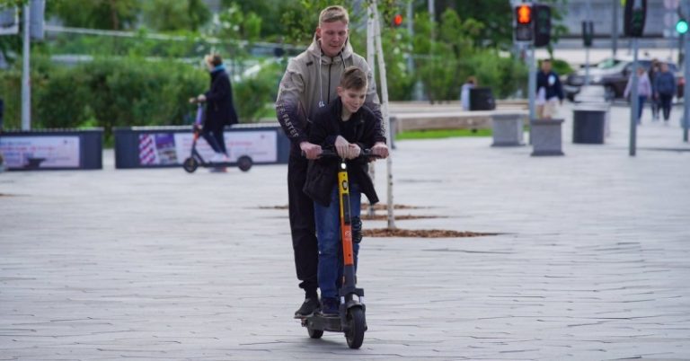 Большинство россиян выступают за ужесточение наказания для электросамокатчиков