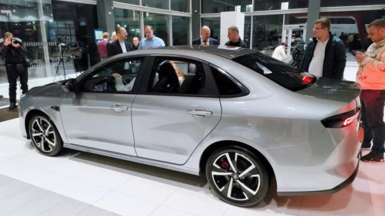 Дилеры поспешили запастись автомобилями до индексации утильсбора