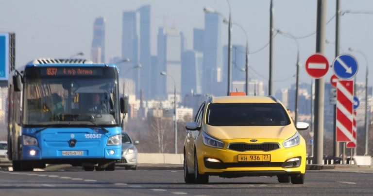Москвичи повадились брать машины такси в аренду, чтобы ездить по «выделенкам» без пробок