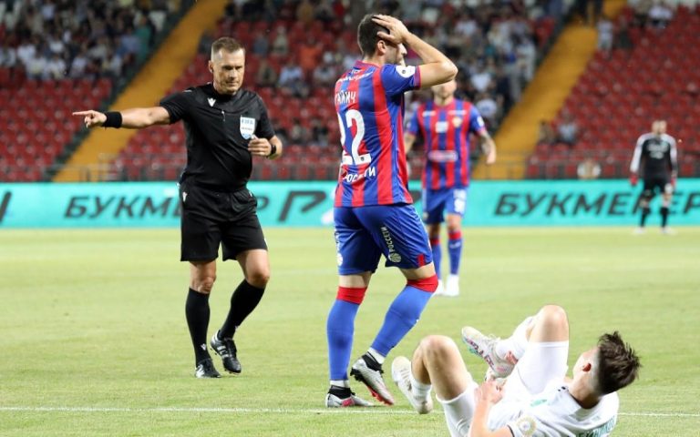 Пять пенальти и три удаления. ЦСКА победил «Ахмат» в скандальном матче