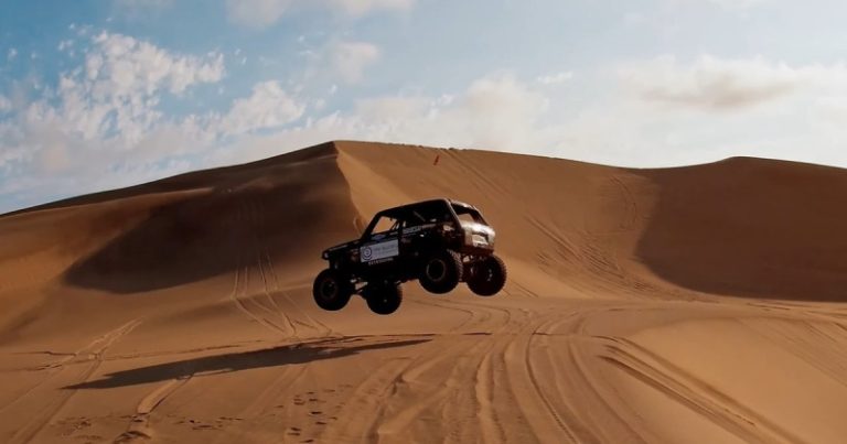 Посмотрите, как «Нива» с мотором V8 от «Лексуса» гоняет по дюнам