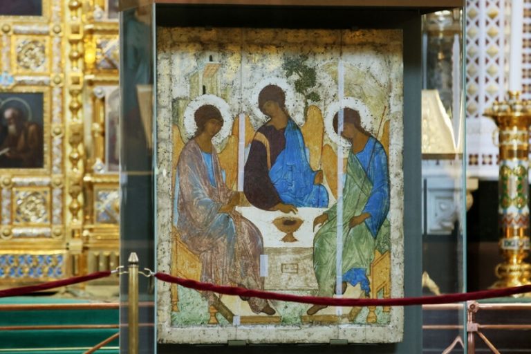 «Прошло время изъятия святынь из церкви». «Троица» перешла в безвозмездное пользование РПЦ