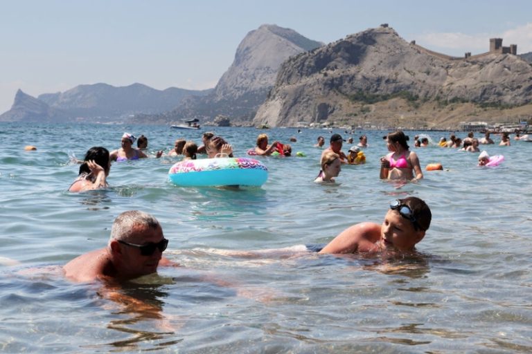 «Раз сказали, что безопасно, значит, безопасно»: как я отдыхала в Крыму, когда взорвали мост