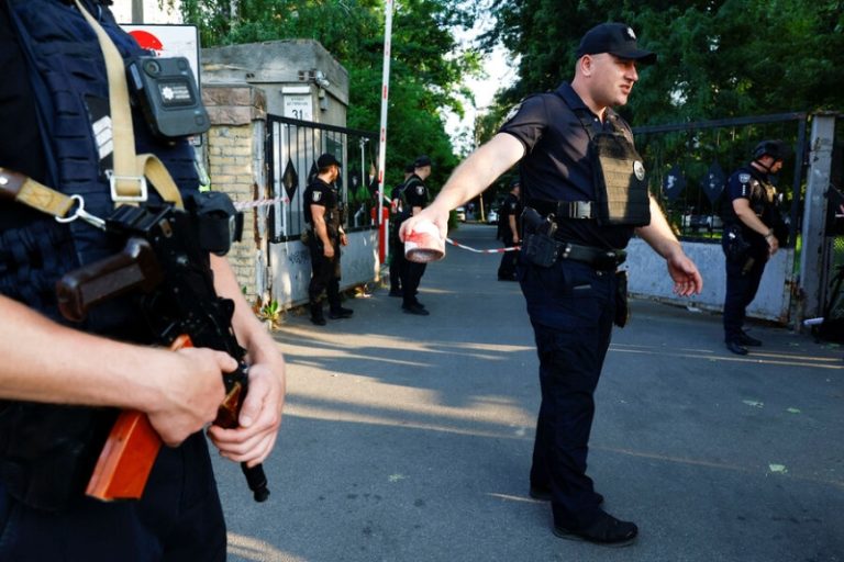 «Сам себя подорвал». Что известно о взрыве в Шевченковском суде Киева