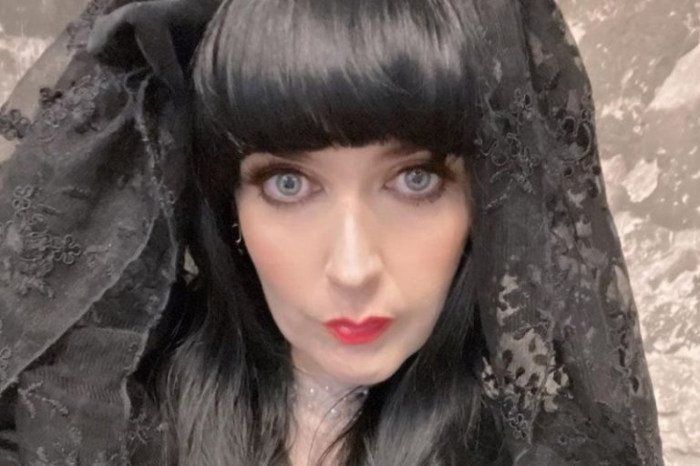 «Sky News»: Британка развелась с мужем-призраком из-за его измен с Мэрилин Монро