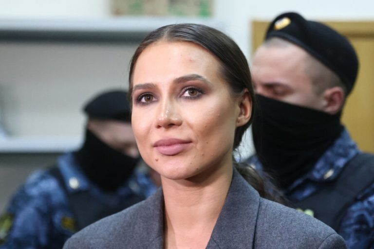 Следствие попросило ужесточить меру пресечения для блогера Чекалиной после видео из ресторана