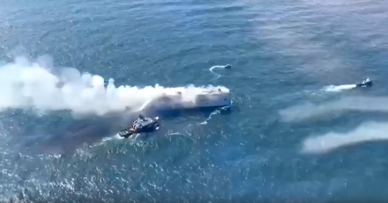 Судно с 3000 автомобилями на борту горит у берегов Нидерландов, есть жертвы