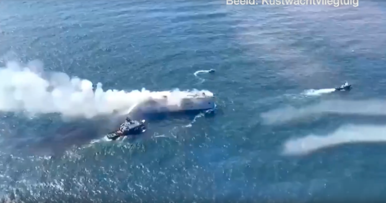 В Северном море начали буксировку горящего у берегов Нидерландов судна