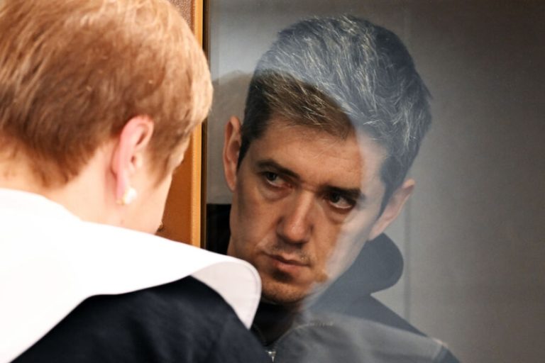 За гибель людей при прорыве трубы в ТЦ «Времена года» ответит инженер