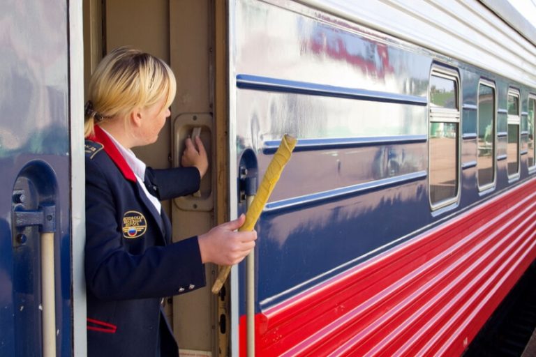 Измена в туалете и любовь в вагоне с дембелями. 4 забавных истории проводников