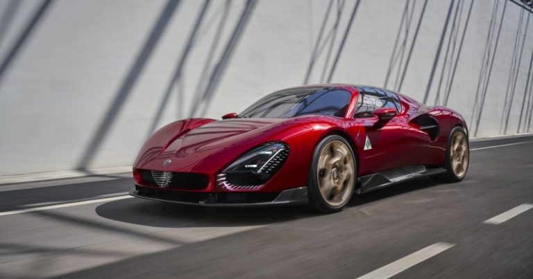 Суперкар Alfa Romeo 33 Stradale дебютировал в двух ипостасях