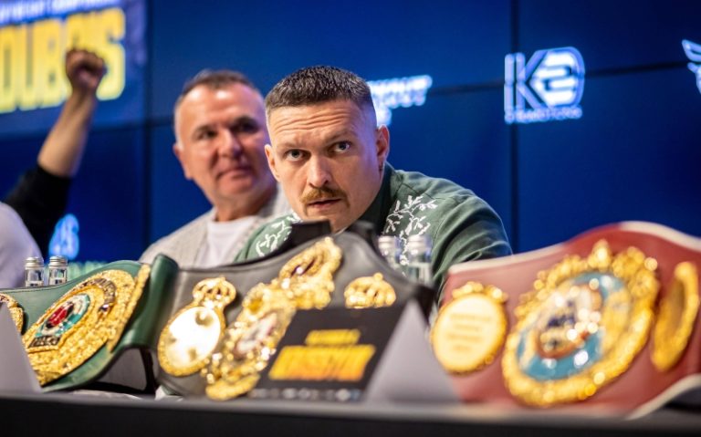 Усик получил удар между ног и потом нокаутировал британца