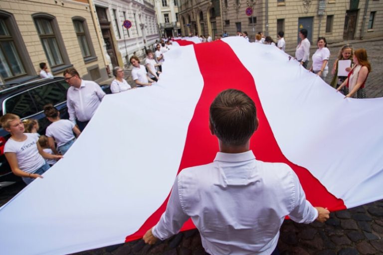 В Латвии тысячи россиян не сдали языковой тест. Теперь им грозит выдворение