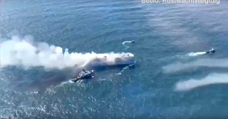 Загоревшееся у берегов Нидерландов судно доставили в порт Эмсхавен