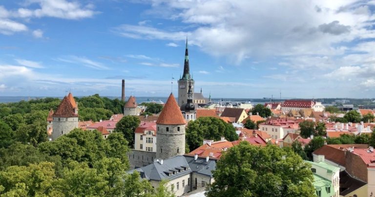 Эстония разрешает въезд автобусов и мотоциклов с российскими номерами