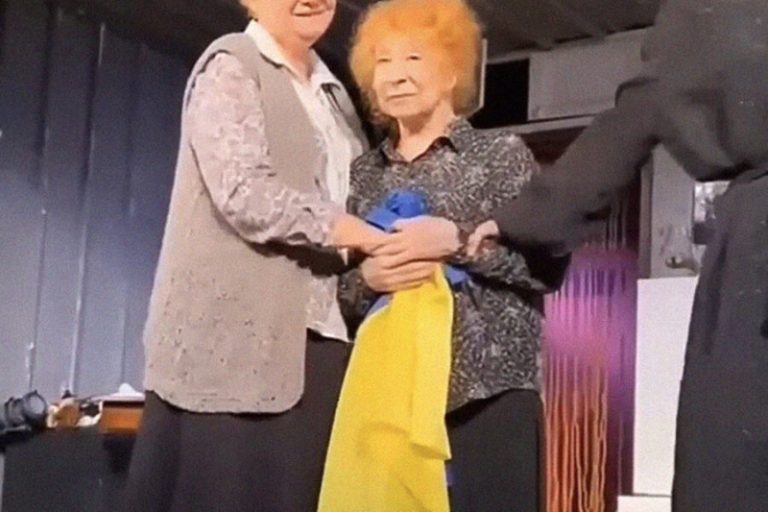 «Какой-то провокатор сунул мне флаг». Ахеджакову могут наказать за появление на сцене с флагом Украины