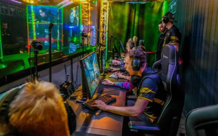 Киборги в игре. Станет ли фиджитал спортом будущего