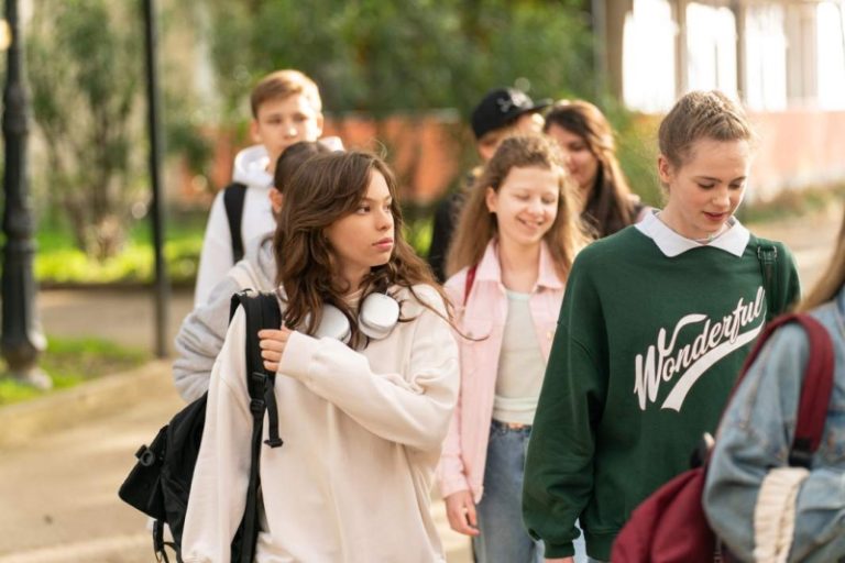 Машенька, не плачь: в драме о буллинге сыграла дочь солиста «Руки вверх»