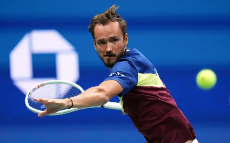 Медведев пробился в четвертьфинал US Open