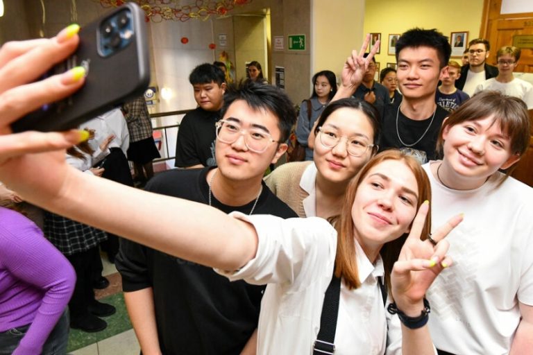 «Пей пиво и запоминай: Россия – великая страна». Как учатся иностранцы в российских вузах