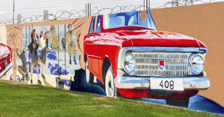 Стену у завода «Москвич» расписали старинными «Москвичами»