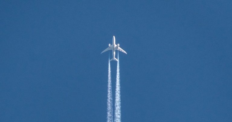 Авиакомпания выплатит сотни тысяч рублей не поместившимся в самолет россиянам